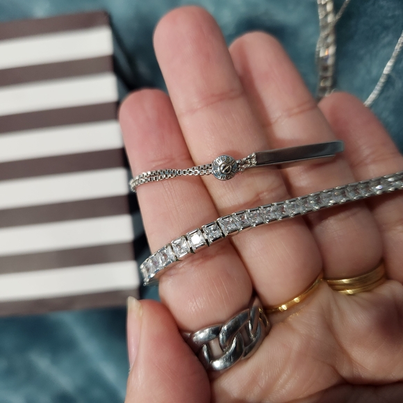 Elegant Silver Necklace Set - Picture 1 of 5